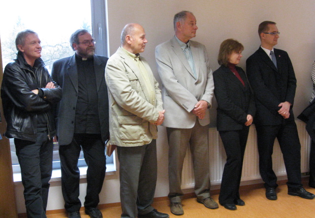 01-zleva_Zbigniew_Czendlik_a_Mons_Josef_Suchar_zastupci_stavebni_firmy_Helena_Zahalkova_a_Pavel_Sotola_z_Pardubickeho_kraje.JPG