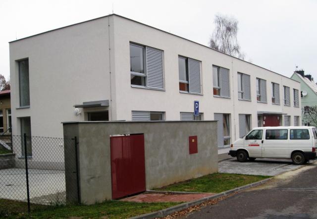23-v_leve_casti_budovy_je_pobytovy_prostor_v_patre_je_6_bytu.JPG