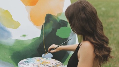 „Někdy kolem obrazu doslova tančím,” popisuje svoji práci malířka Martina Sára Keller