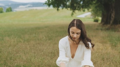 „Někdy kolem obrazu doslova tančím,” popisuje svoji práci malířka Martina Sára Keller