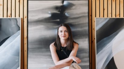 „Někdy kolem obrazu doslova tančím,” popisuje svoji práci malířka Martina Sára Keller