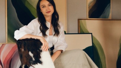 „Někdy kolem obrazu doslova tančím,” popisuje svoji práci malířka Martina Sára Keller