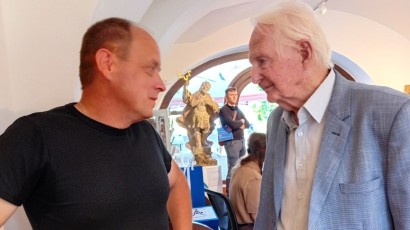 Vedoucí muzea Jaroslav Čada v rozhovoru s Ladislavem Maixnerem, který v Tesle pracoval mnoho let a zasloužil se o rozvoj muzea.