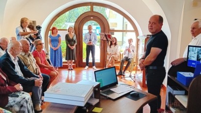 Vernisáž probíhala ve vestibulu muzea, výstava ve vedlejší výstavní místnosti.