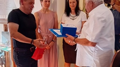Jako poděkování za velikou pomoc při přípravě výstavy darovalo muzeum Karlu Hrodkovi čtyři edukační knížky věnované některým osobnostem, např. hodináři Ignáci Kobsovi, Ernestu Probstovi či neúnavné organizátorce zájezdů a dopisovatelce Tesláckého světa Anežce Šimečkové.