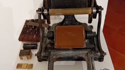  Razítkovačka „Gravel" z roku 1943 určená pro potisk vyrobených součástek.