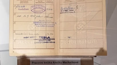 Pracovní knížka Anežky Macháčkové z Výprachtic dokládá změny užívání budovy. Nejprve Jacobi-Zigarren, poté S&H a nakonec Tesla.