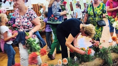 Návštěvníci si rozebírají exponáty z výstavy. Budou jim dělat radost ještě i doma.