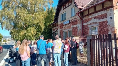 Před průmyslovou plynárenskou vilou.