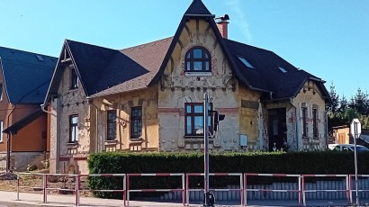 Vila čp. 461 na Nádražní ulici měla v přízemí kanceláře, v patře bydlel ředitel, případně správce.