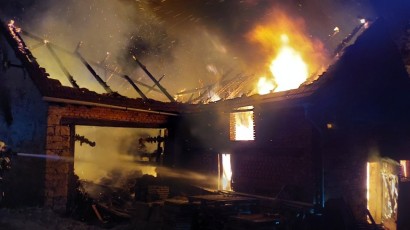 Požár rodinného domu se stodolou v Lubníku zaměstnal devět jednotek hasičů