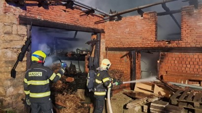 Požár rodinného domu se stodolou v Lubníku zaměstnal devět jednotek hasičů
