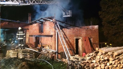 Požár rodinného domu se stodolou v Lubníku zaměstnal devět jednotek hasičů