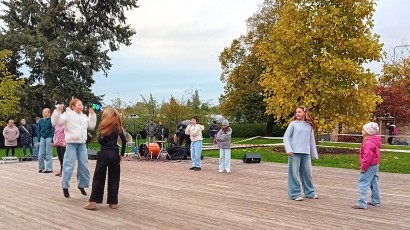 Žáci literárně-dramatického oboru sehráli k jeho vystoupení scénku, obor vede Veronika Samuelová.