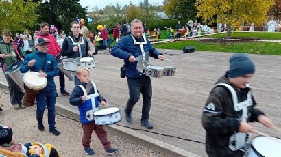 A poté už za hlasitého bubnování hudebníků ZUŠ přicházel průvod masek, tematicky zaměřených na mikro a makro kosmos. Průvod vedly Eva Hrubešová a Anička Faltusová.
