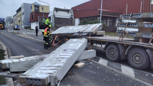 Betonové panely se vysypaly na silnici