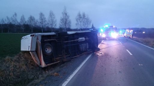 Nehoda dodávky a osobního auta v Ostrově