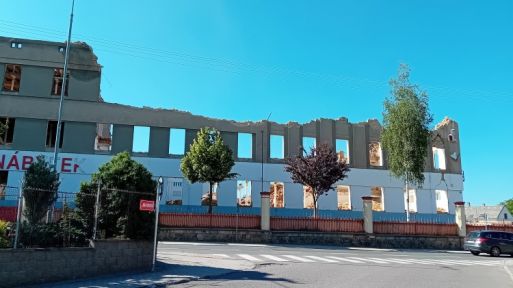 Demoliční firma začala odbourávat i jižní křídlo teslácké budovy A