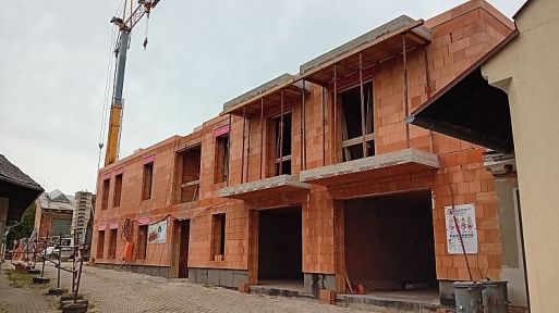 V centru města vyrůstá nový bytový dům