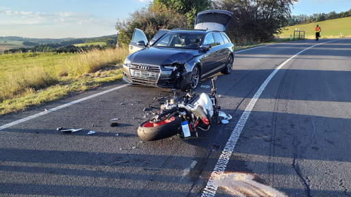  Nehoda motocyklu a osobního auta v Albrechticích