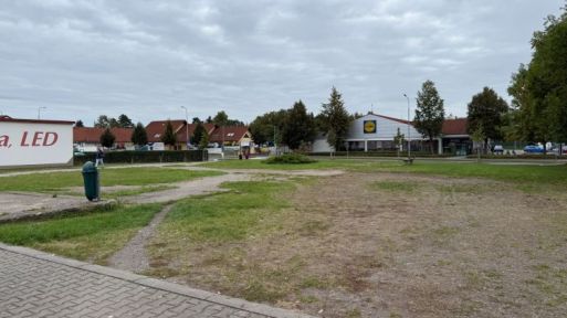 Dočasné štěrkové parkoviště za milion zastupitelé odmítli