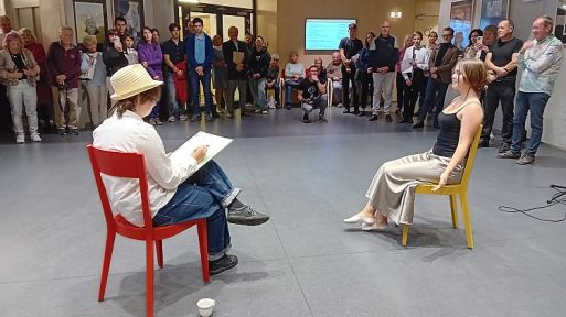 Děti na vernisáži předvedly krátké scénky ze života známých osobností