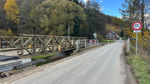 V Dolní Čermné staví unikátní most ze dřeva a betonu