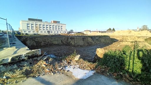 Na zbořeništi po budově Tesly vyroste nová výrobní hala