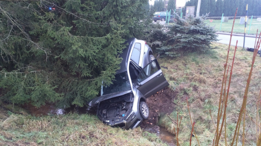 V Horním Třešňovci skončilo auto v potoce