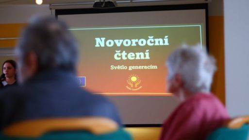 Dobrovolníci četli seniorům v rámci projektu Světlo generacím