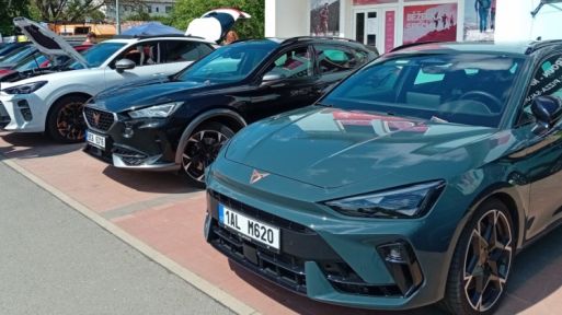 Z Lanškrouna vyrážela na spanilou jízdu velká kolona vozů Cupra