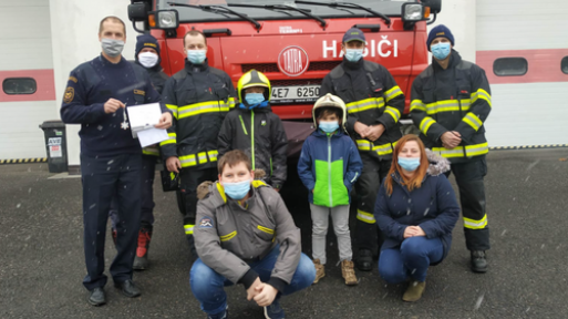Předvánoční atmosféru přinesly děti k hasičům na stanici do Lanškrouna