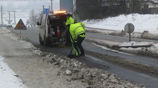 Nedávno opravovaná silnice u přejezdu se začala drolit (aktualizováno)