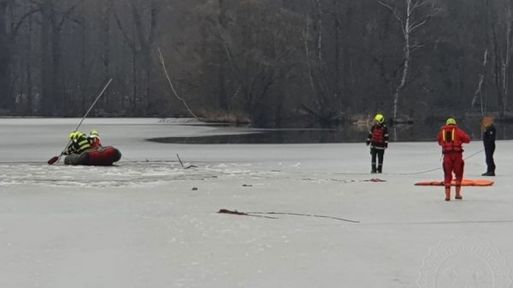 Pod dětmi se v Žamberku probořil led