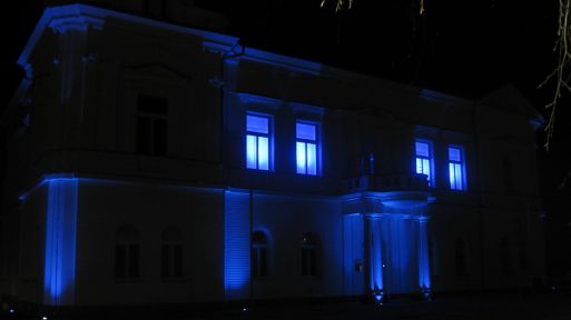 Modře se rozsvítily budovy institucí i soukromých bytů