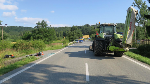 Policie hledá svědky srážky motorkáře s traktorem