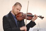 Autor projektu, Tomáš Krejča, hraje na housle