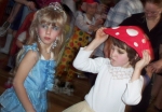 mala_princezna_a_muchomurka_tancuji_na_detskem_maskarnim_karnevalu