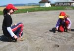 dve_divky_cvrnkaji_kulicky