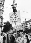 Fotografie z protikomunistické demonstrace v roce 1990