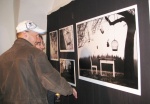 navstevnici_si_prohlizeji_vystavene_fotografie