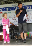 Karolina_Urbanova_prevzala_mobilni_telefon