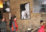 navstevnici_si_prohlizeji_fotografie