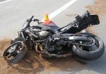 Motorkáři si na silnici "hráli", dva se čelně srazili