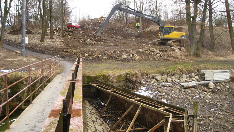Začaly práce na rekonstrukci bezpečnostního přelivu rybníku Krátký