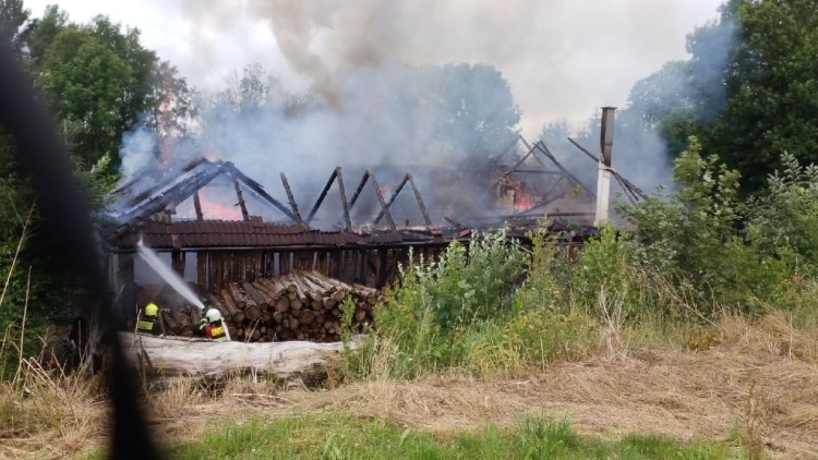 V Helvíkově hořel statek, zasahovalo deset jednotek hasičů