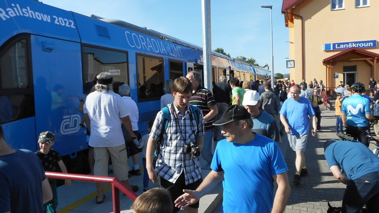 Příjezd vlaku s vodíkovým pohonem očekávaly desítky lidí