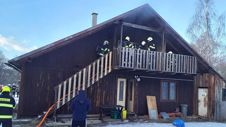 Požár chaty v Dolní Čermné likvidovaly čtyři jednotky