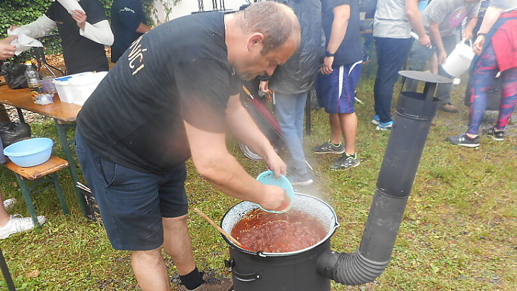 Zámeckým nádvořím se nesla vůně kotlíkového guláše až se sliny sbíhaly