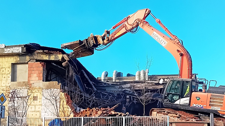 Probíhá demolice staré teslácké galvanizovny